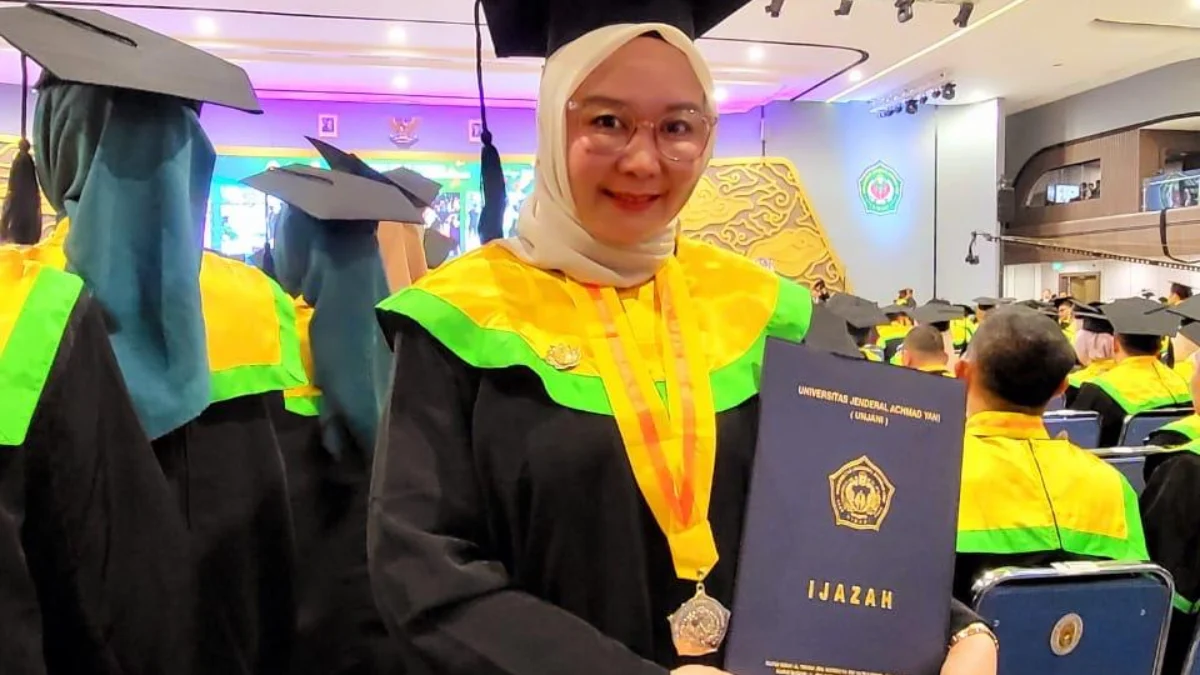 Inspiratif! Pernah Kantongi Gelar Doktor, Intan Cahya Rachmat Ambil Gelar S1 Lagi di Tengah Kesibukan Kerja Sebagai ASN di KBB Sosok Intan Cahya Rachmat, perempuan yang meninspirasi, mampu selesaikan kuliah di tengah kesibukan bekerja. (istimewa)