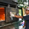 INSENATOR: Petugas membuka pintu mesin insinerator untuk memasukkan sampah di TPST Motah Bakul Agamis, Gempolsari, Bandung Kulon, Kota Bandung, Kamis (8/5).Foto: Dimas Rachmatsyah / Jabar Ekspres