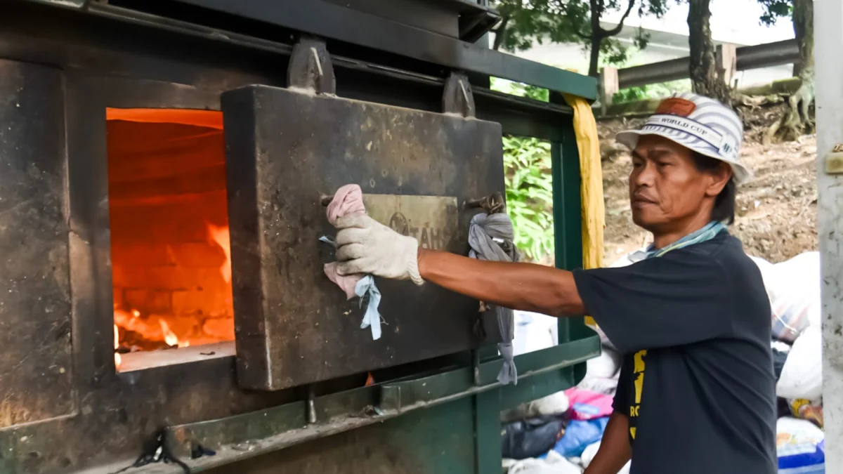 INSENATOR: Petugas membuka pintu mesin insinerator untuk memasukkan sampah di TPST Motah Bakul Agamis, Gempolsari, Bandung Kulon, Kota Bandung, Kamis (8/5).Foto: Dimas Rachmatsyah / Jabar Ekspres