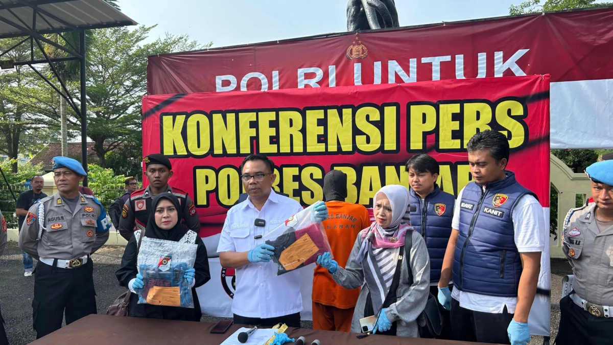 Miris! Gegara Tak Diberi Jatah Istri, Suami Tega Rudapaksa Anak Tiri Kasat Reskrim Polres Banjar Iptu Heru Samsul Bahri saat merilis kasus asusila yang menimpa korban dibawah umur, Jumat (9/5/2025). (Cecep Herdi/Jabar Ekspres)