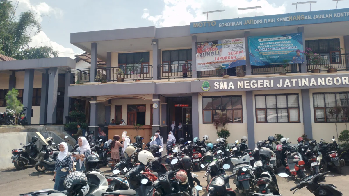 Pelanggaran Hukum! Lahan Pemprov Jabar untuk Pendidikan Malah Didirikan Bangunan Permanen oleh Warga Jatinangor Ilustrasi: SMA Negeri Jatinangor, Kabupaten Sumedang kekurangan kelas karena lahan milik Pemprov Jabar dibangun hunian permanen oleh warga. (Yanuar Baswata/Jabar Ekspres)