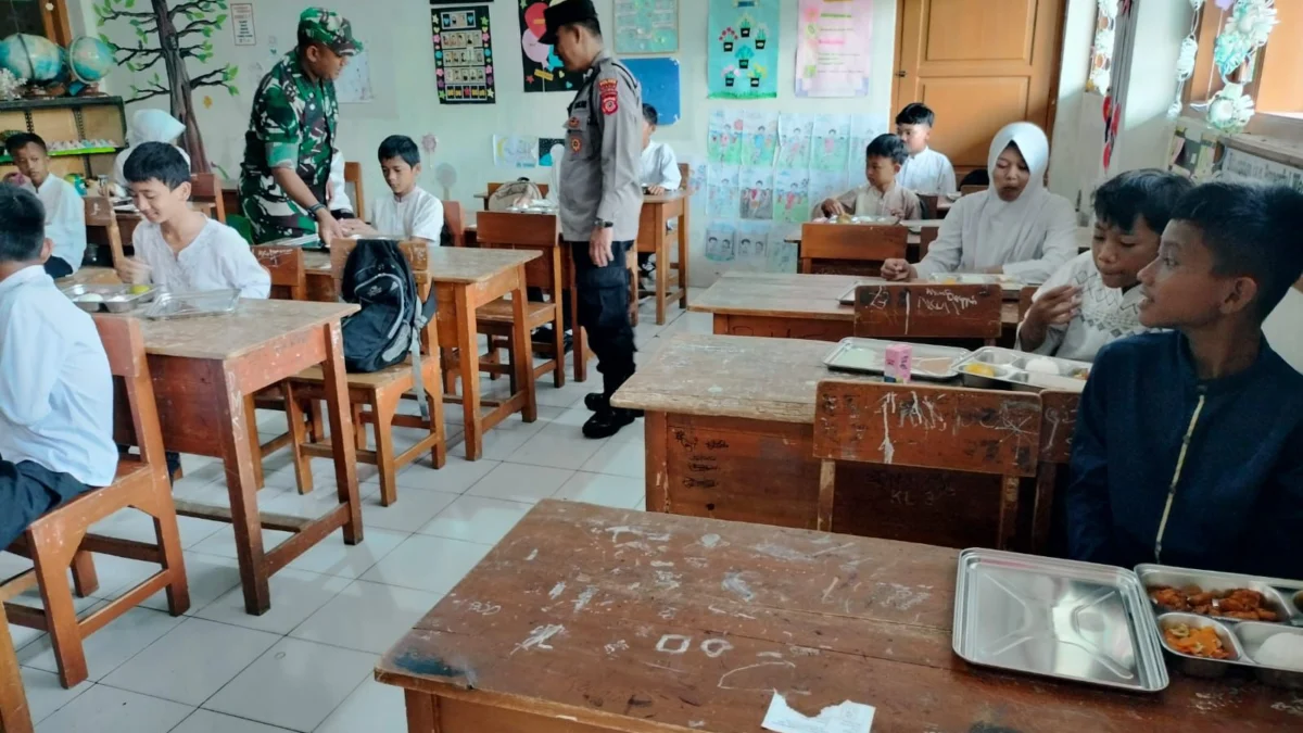 Simulasi MBG di SDN 3 Cijulang Kecamatan Cihaurbeuti Kabupaten Ciamis sukses digelar, Jumat (9/5/2025). (Cecep Herdi/Jabar Ekspres)