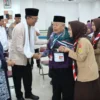 Bupati Ciamis Herdiat Sunarya saat melepas calon jemaah haji kloter 19 asal Ciamis, di gedung Islamic Center, Jumat (9/5/2025). (Cecep Herdi/Jabar Ekspres)