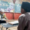 Bripka Muhammad Taufan Rizky, anggota polisi di Polsek Lembang saat tengah mengajar di Pesantren Daarul Huda Al-Azis. Dok Jabar Ekspres/Suwitno