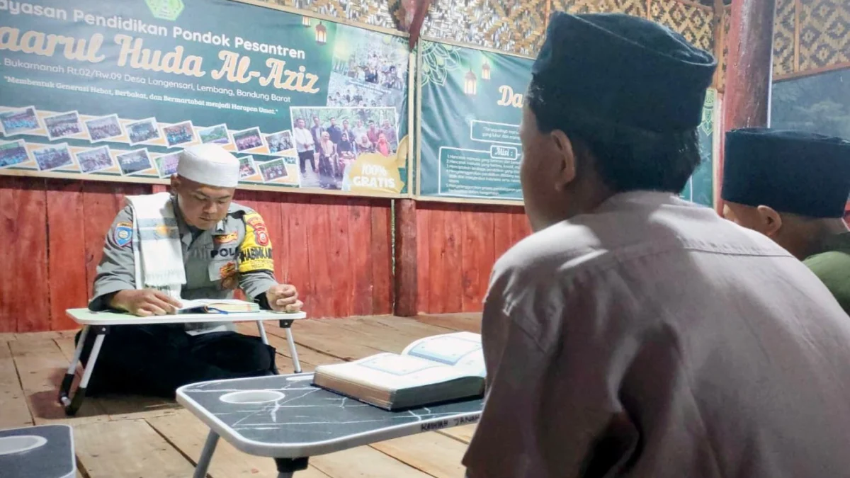 Bripka Muhammad Taufan Rizky, anggota polisi di Polsek Lembang saat tengah mengajar di Pesantren Daarul Huda Al-Azis. Dok Jabar Ekspres/Suwitno