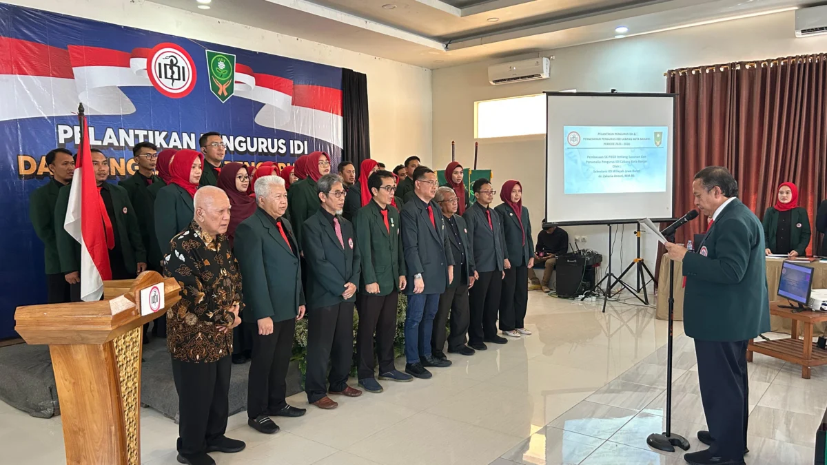 IDI Kota Banjar Periode 2025-2028 Resmi Dilantik, Komitmen Tingkatkan Pelayanan Kesehatan Sekretaris IDI Wilayah Jawa Barat, dr. Zakaria Ansori, MM RS (kanan) mewakili kepengurusan wilayah melantik penguris IDI Cabang Kota Banjar, Jumat (9/5/2025). (Cecep Herdi/Jabar Ekspres)