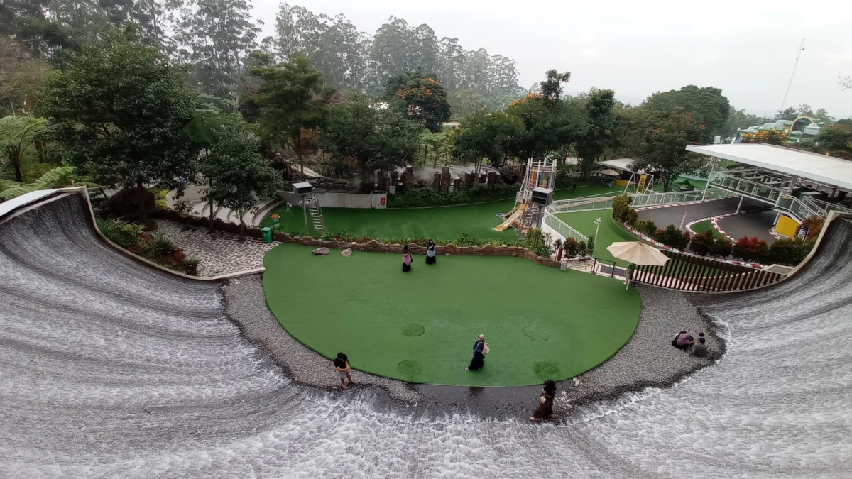 Air terjun buatan objek wisata Dusun Bambu, Cisarua, Bandung Barat. Dok Jabar Ekspres/Suwitno
