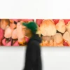 Pengunjung melihat karya seni yang dipajang pada pameran seni bertajuk Of Flesh and Porcelain di Galeri Ruang Dini, Kota Bandung. (Dimas Rachmatsyah / Jabar Ekspres)
