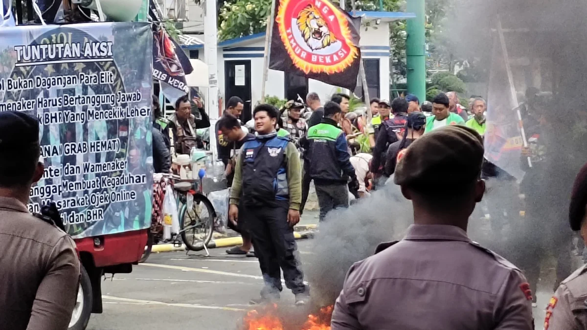 Koalisi Ojol Nasional Desak Pemerintah Hentikan Politisasi Driver: "Kami Bukan Komoditas Politik!" Koalisi Ojol Nasional Desak Pemerintah Hentikan Politisasi Driver: "Kami Bukan Komoditas Politik!"