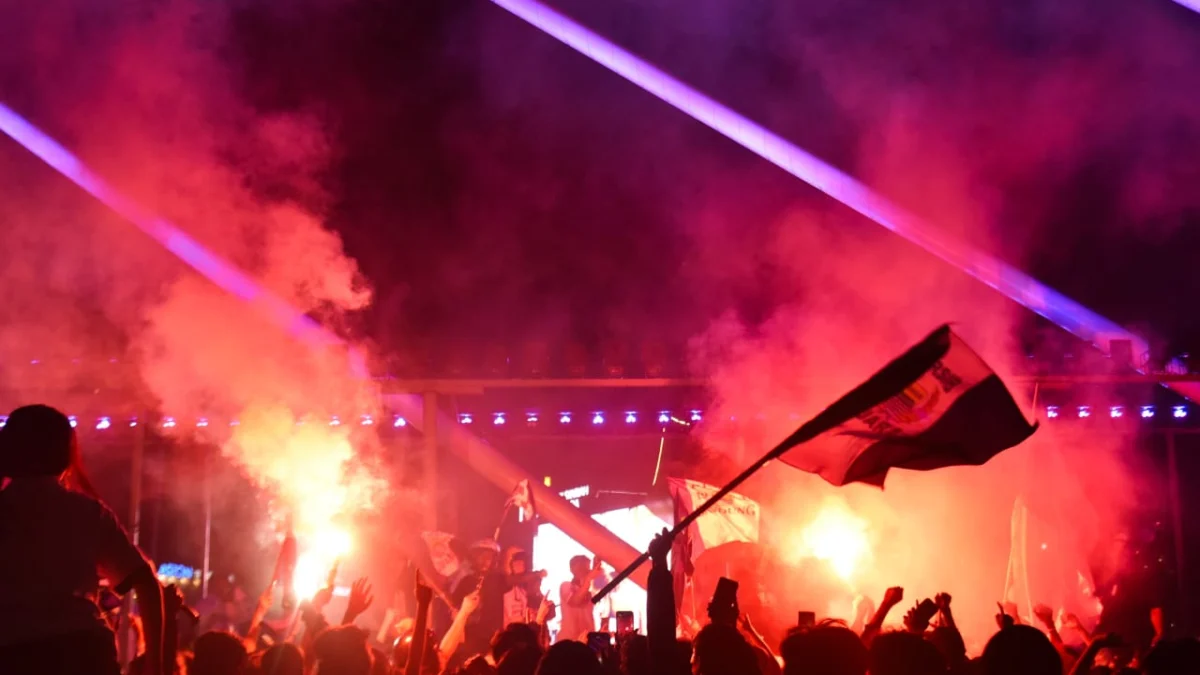 Lagi! Euforia Juara Liga 1, Bobotoh Padati Flyover Pasupati hingga Asia Afrika Bobotoh Persib Bandung menyalakan suar dan mengibarkan bendera saat konvoi merayakan juara usai pertandingan Persib Bandung melawan Barito Putera di Jembatan layang Prof Dr Mochtar Kusumaatmadja, Kota Bandung, Sabtu (10/5) dini hari. Foto: Dimas Rachmatsyah / Jabar Ekspres