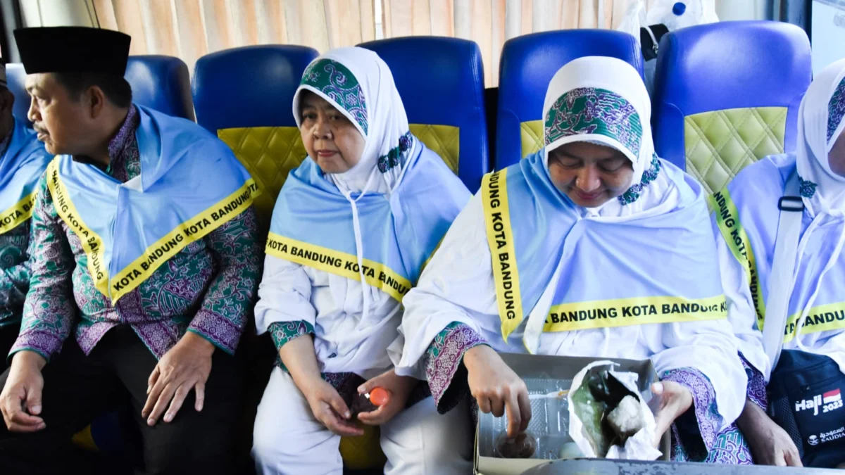 Keberangkatan jemaah haji. Foto: Dimas Rachmatsyah / Jabar Ekspres