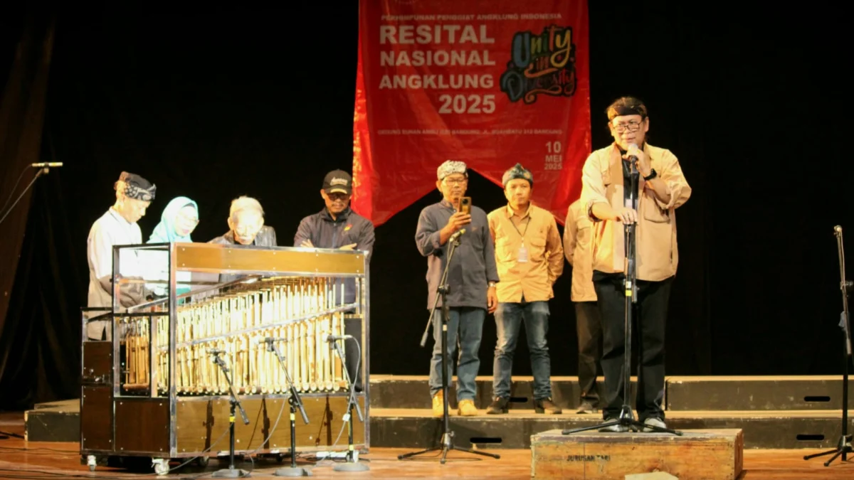 Sekjen DPP PPAI Gunawan Undang (paling kanan) saat pembukaan Resita Nasional Angklung 2025 di Kota Bandung.