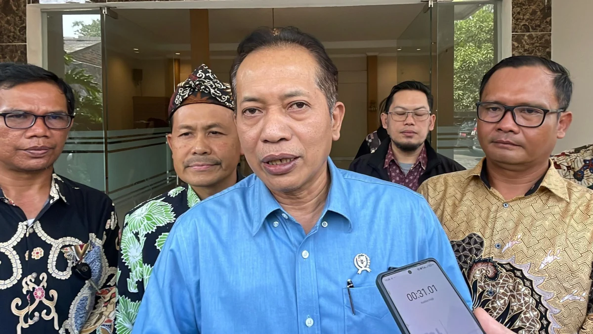 Wakil Menteri Koperasi (Wamenkop), Ferry Juliantono usai kunjungan kerja di Kecamatan Ciparay, Kabupaten Bandung, Sabtu (10/5/2025). Foto Agi
