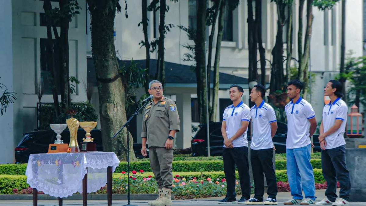 Muhammad Farhan, mengapresiasi antusiasme para bobotoh yang telah merayakan kemenangan Persib dengan tertib. Ia juga menyebut bahwa konvoi-konvoi kecil yang terjadi sejak Persib memastikan gelar juara berlangsung aman dan damai.Muhammad Farhan, mengapresiasi antusiasme para bobotoh yang telah merayakan kemenangan Persib dengan tertib. Ia juga menyebut bahwa konvoi-konvoi kecil yang terjadi sejak Persib memastikan gelar juara berlangsung aman dan damai.