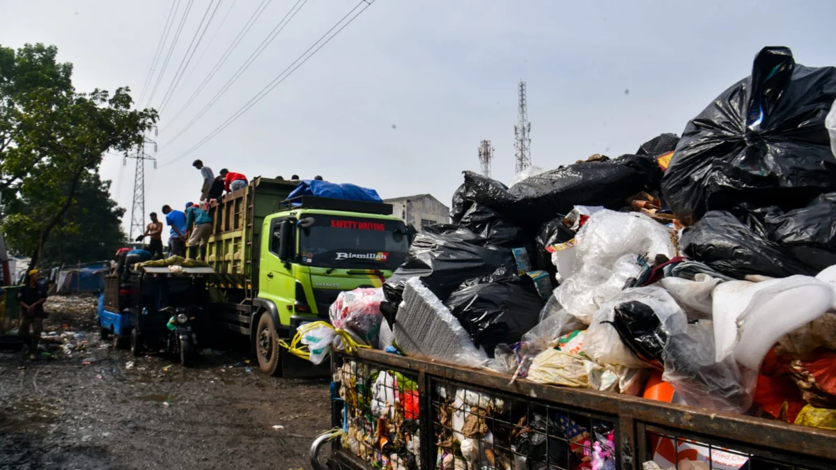 Walhi Soroti Lemahnya Pengelolaan Sampah Pasar di Bandung Petugas mengangkut sampah ke atas truk di Pasar Induk Gedebage, Kota Bandung, Jumat (9/5). Foto: Dimas Rachmatsyah / Jabar Ekspres