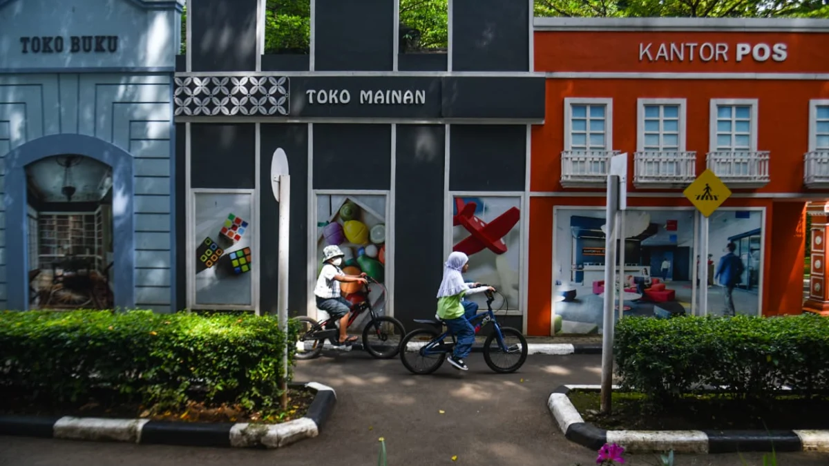 Wisatawan menaiki wahana sepeda saat libur Hari Raya Waisak di Taman Lalu Lintas, Kota Bandung, Senin (12/5). Foto: Dimas Rachmatsyah / Jabar Ekspres
