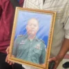 Oyib Gunawan (58), kakak kandung almarhum Mayor CPL Anda Rohana di Cileunyi, Kabupaten Bandung, Selasa (13/5/2025). Foto Agi