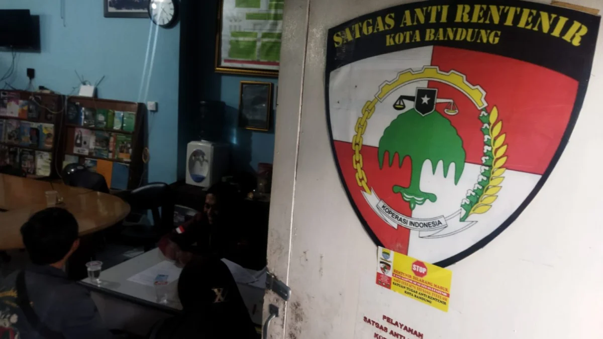 Korban rentenir tengah memberi laporan di kantor Satgas Anti Renter Kota Bandung, beberapa waktu lalu. (Nizar/Jabar Ekspres)