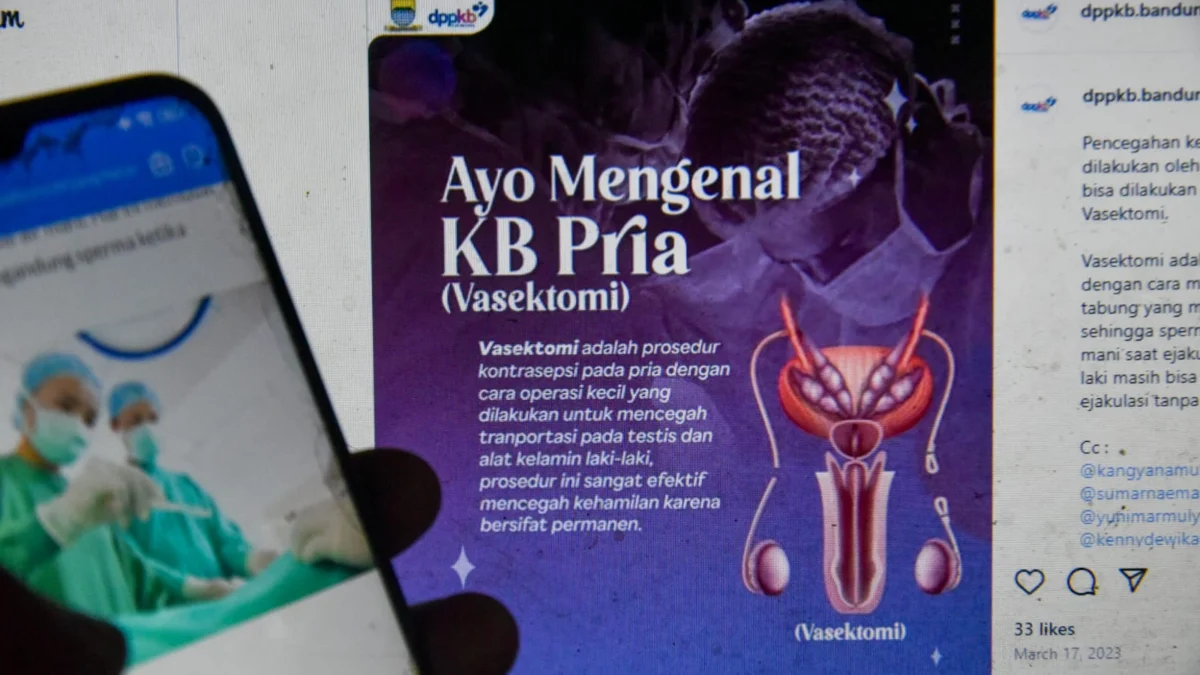 Farhan Sebut Vasektomi Bukan Program Baru, Sudah Ada Sejak Era Soeharto? Ilustrasi: Warga mencari informasi Vasektomi di media sosial, Selasa (13/5). Foto: Dimas Rachmatsyah / Jabar Ekspres