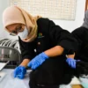 Petugas menyuntikan obat bius pada seekor kucing yang akan di sterilisasi di Kantor Kelurahan Kebonlega, Kota Bandung. Foto: Dimas Rachmatsyah / Jabar Ekspres