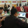 Peserta calon P3K Kabupaten Ciamis melakukan registrasi tes yang dilaksanakan pada hari libur nasional, di Alfath Building Center, Tasikmalaya, Selasa (13/5/2025). (Cecep Herdi/Jabar Ekspres)