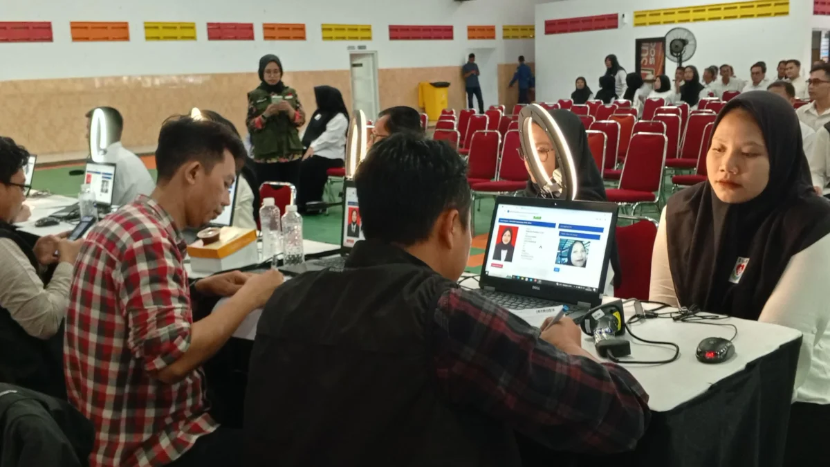 Peserta calon P3K Kabupaten Ciamis melakukan registrasi tes yang dilaksanakan pada hari libur nasional, di Alfath Building Center, Tasikmalaya, Selasa (13/5/2025). (Cecep Herdi/Jabar Ekspres)