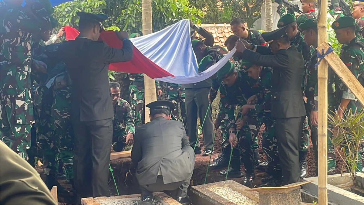 Ahli Peledak TNI Gugur di Garut, Mayor Anda Rohanda Dimakamkan secara Militer Mayor CPL Anda Rohanda dimakamkan secara militer di TPU Sukasantri, Kecamatan Cileunyi, Kabupaten Bandung, Selasa (13/5/2025). Atas permintaan keluarga, Almarhum dimakamkan dekat dengan makam kedua orang tuanya. Foto Agi