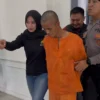 'Y' (39 tahun) pelaku pencabulan terhadap anak tirinya digiring anggota Polres Ciamis usai konferensi pers di Mapolres Ciamis belum lama ini. (Cecep Herdi/Jabar Ekspres)