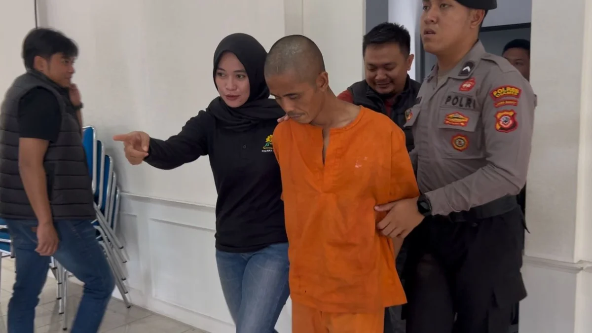 'Y' (39 tahun) pelaku pencabulan terhadap anak tirinya digiring anggota Polres Ciamis usai konferensi pers di Mapolres Ciamis belum lama ini. (Cecep Herdi/Jabar Ekspres)