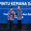 (Kanan) General Counsel PINTU Malikulkusno Utomo (Dimas) menerima penghargaan NOTABLE ENTERPRISE IN REGULATORY COMPLIANCE (Gold) di sektor FINANCIAL SERVICES NON-BANK pada Indonesia Regulatory Compliance Awards 2025 yang dipersembahkan oleh Hukumonline.