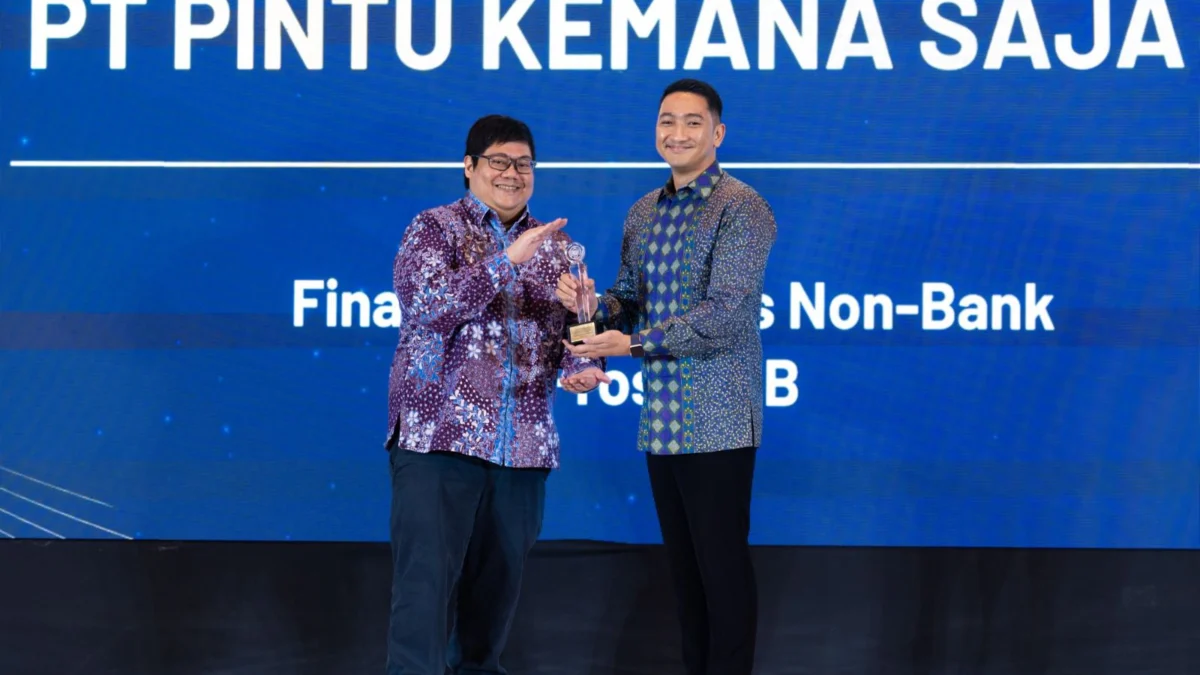 (Kanan) General Counsel PINTU Malikulkusno Utomo (Dimas) menerima penghargaan NOTABLE ENTERPRISE IN REGULATORY COMPLIANCE (Gold) di sektor FINANCIAL SERVICES NON-BANK pada Indonesia Regulatory Compliance Awards 2025 yang dipersembahkan oleh Hukumonline.