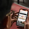 Ilustrasi: Seorang warga membuka website PKS, Rabu (14/5). Foto: Dimas Rachmatsyah / Jabar Ekspres