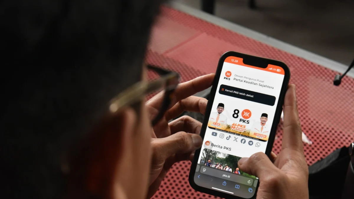 Ilustrasi: Seorang warga membuka website PKS, Rabu (14/5). Foto: Dimas Rachmatsyah / Jabar Ekspres