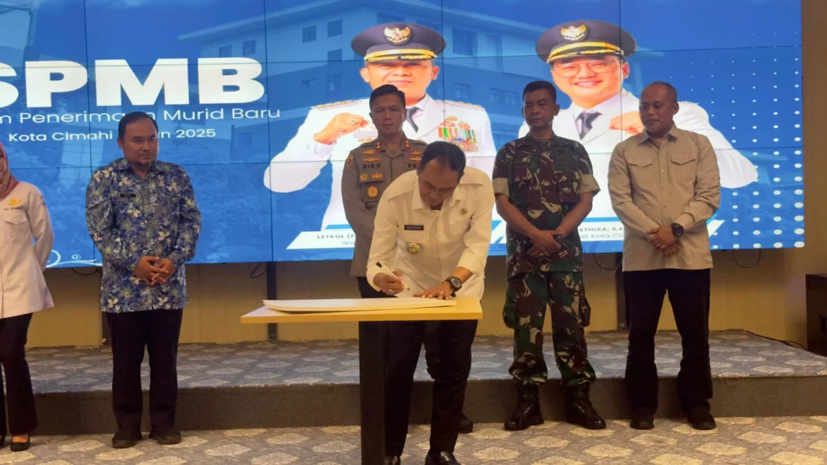 Wali Kota Cimahi, Ngatiyana saat Menandatangani Komitmen Dukungan Pelaksanaan SPMB 2025 di MPP (mong)