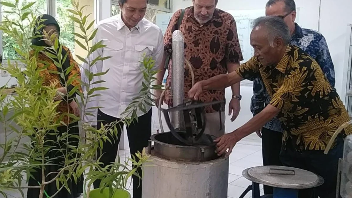Dubes Swedia untuk RI, Daniel Blockert (Tengah) bersama Wali Kota Bogor, Dedie A. Rachim dan jajaran SEAMEO Biotrop. (Yudha Prananda / Jabar Ekspres)