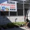 Petugas kebersihan mengeluarkan pupuk cair dari olahan sampah organik di rumah pengelolaan sampah mandiri tingkat RT di Cijagra, Kota Bandung, Rabu (30/4). Foto: Dimas Rachmatsyah / Jabar Ekspres