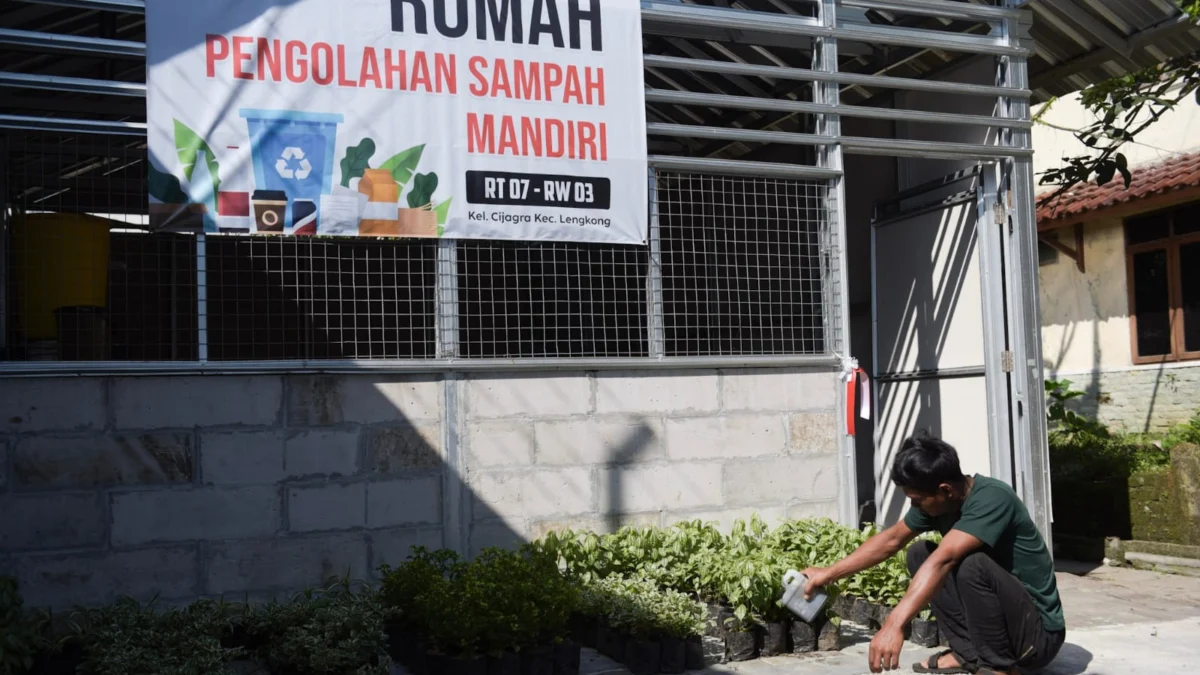 Petugas kebersihan mengeluarkan pupuk cair dari olahan sampah organik di rumah pengelolaan sampah mandiri tingkat RT di Cijagra, Kota Bandung, Rabu (30/4). Foto: Dimas Rachmatsyah / Jabar Ekspres
