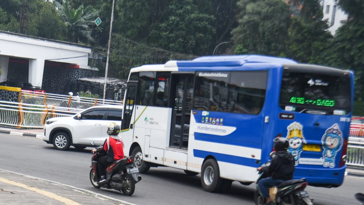Ilustrasi: Bus MJT melintasi kawasan Viaduct di Kota Bandung, Rabu (14/5). Foto: Dimas Rachmatsyah / Jabar Ekspres