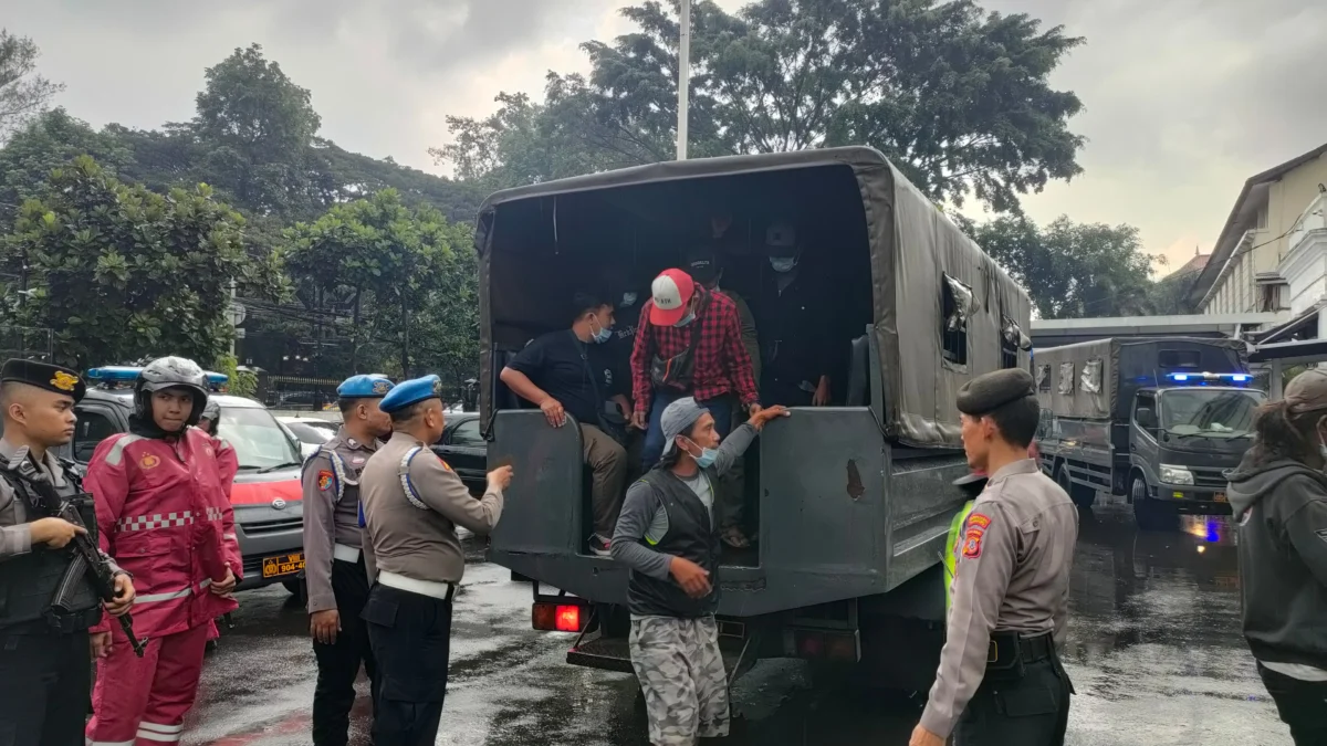 Dok. 75 orang preman saat berhasil diamankan oleh Polrestabes Bandung. Rabu (14/5). Foto. Sandi Nugraha.