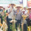 Wakil Bupati Bandung Ali Syakieb dan Kapolresta Bandung Kombes Pol Aldi Subartono serta unsur Forkopimda melaksanakan panen raya jagung di Kampung Cisema, Desa Mangunjaya, Kecamatan Arjasari, Rabu (14/5/2025). Foto Istimewa