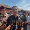 Bupati Ciamis Herdiat Sunarya saat diwawancara awak media usai peresmian Rest Area Karang Kamulyan, Kamis (15/5/2025). (Cecep Herdi/Jabar Ekspres)