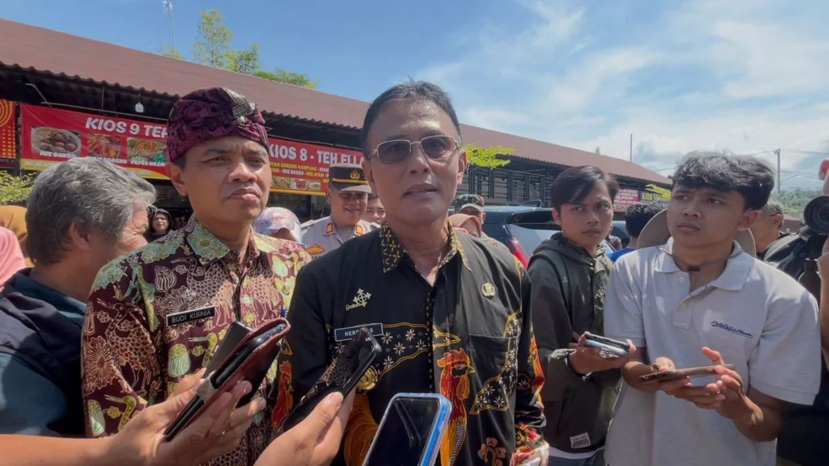 Bupati Ciamis Herdiat Sunarya saat diwawancara awak media usai peresmian Rest Area Karang Kamulyan, Kamis (15/5/2025). (Cecep Herdi/Jabar Ekspres)