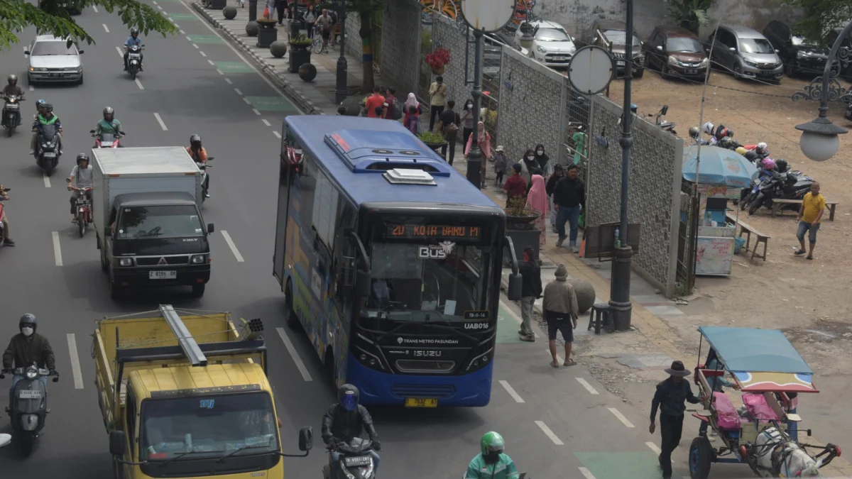 Ilustrasi: Transportasi umum bus melintas di kawasan Bandung. Foto: Dimas Rachmatsyah / Jabar Ekspres