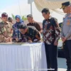 Bupati Ciamis Herdiat Sunarya menandatangani prasasti menandani diresmikannya Rest Area Kamulyan, Kamis (15/5/2025). (Cecep Herdi/Jabar Ekspres)