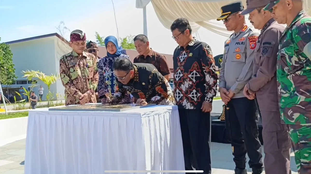 Rest Area Karang Kamulyan Resmi Dibuka, Bupati Ciamis Sebut Ini Bisa Jadi Tujuan Wisata! Bupati Ciamis Herdiat Sunarya menandatangani prasasti menandani diresmikannya Rest Area Kamulyan, Kamis (15/5/2025). (Cecep Herdi/Jabar Ekspres)
