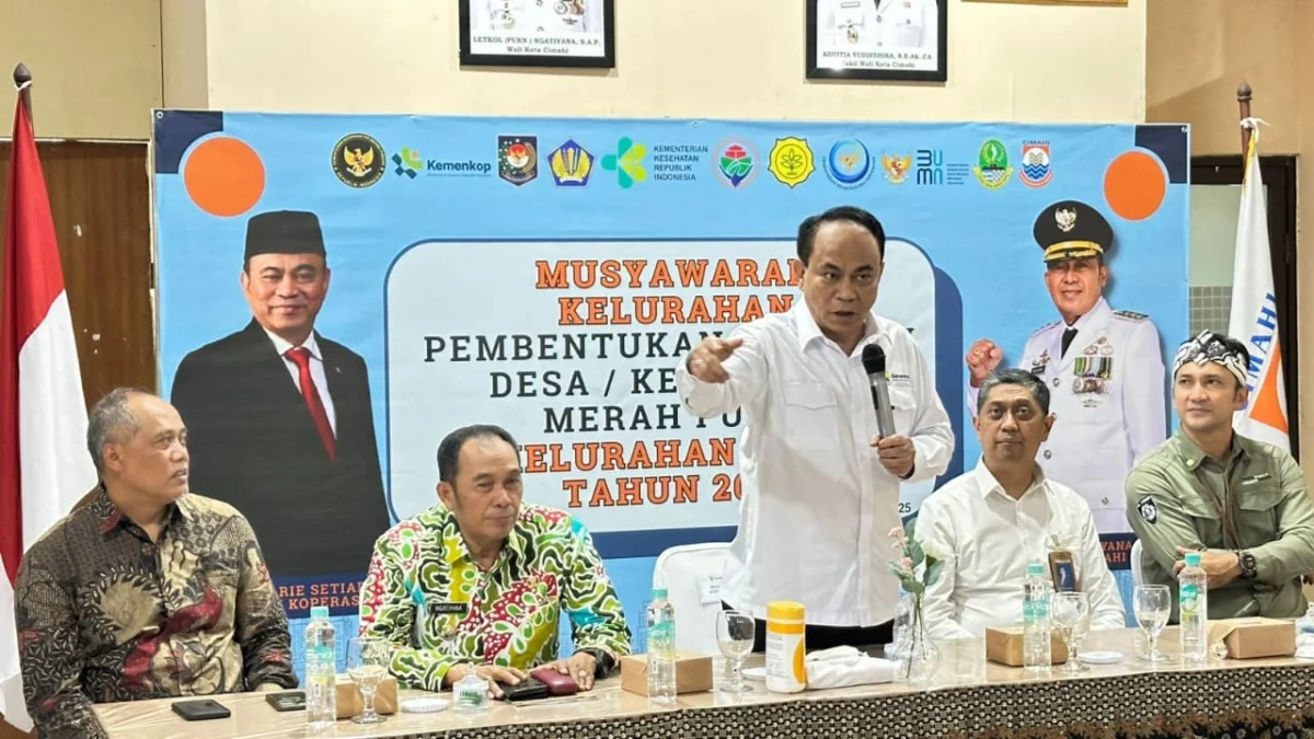 Menteri Koperasi RI, Budi Arie saat Berkunjung ke Kelurahan Cibeber, Cimahi Selatan, Kota Cimahi (Mong)