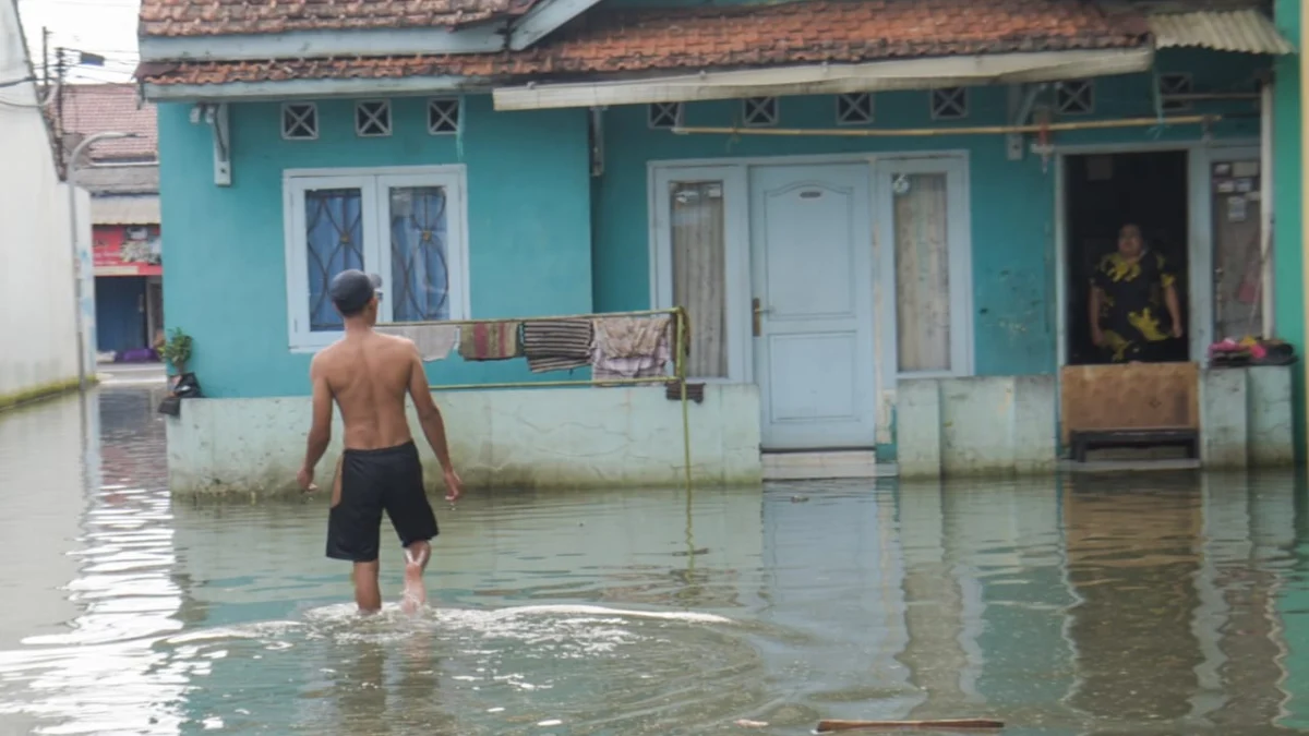 Intens Diguyur Hujan, Titik Krusial Banjir Bandung Timur Bertambah! Ilustrasi: Genangan banjir di perumahan warga di Kota Bandung beberapa waktu lalu. Foto: Dimas Rachmatsyah / Jabar Ekspres