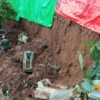 Suasana longsor di TPU Batakal, Kelurahan Batutulis, Kecamatan Bogor Selatan, Kota Bogor, Kamis (15/5). (Yudha Prananda / Jabar Ekspres)