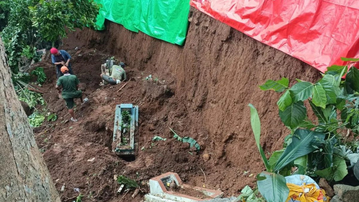 Longsor Batakal Bogor Hancurkan Delapan Makam, Sejumlah Jenazah Ditemukan Masih Utuh Suasana longsor di TPU Batakal, Kelurahan Batutulis, Kecamatan Bogor Selatan, Kota Bogor, Kamis (15/5). (Yudha Prananda / Jabar Ekspres)
