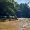 Tim SAR Gabungan saat melaksanakan proses pencarian korban tenggelam di Sungai Cimanuk, wilayah Desa Cipicung, Kecamatan Banyuresmi, Kabupaten Garut, Jawa Barat. (Kantor SAR Bandung for Jabar Ekspres)